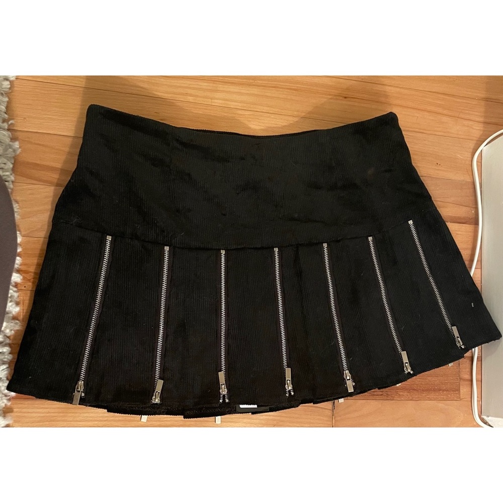 Cute pleated zipper skirt new with tags never worn!